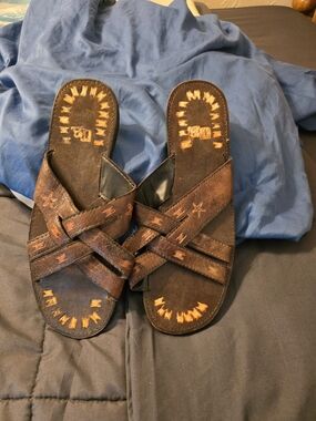 Brown Leather Cross-Strap Sandals with Stitch Detailing